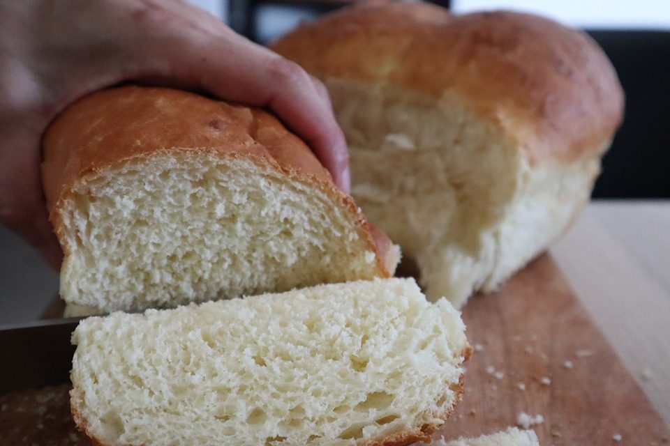 Vers wittebrood dat in plakken wordt gesneden