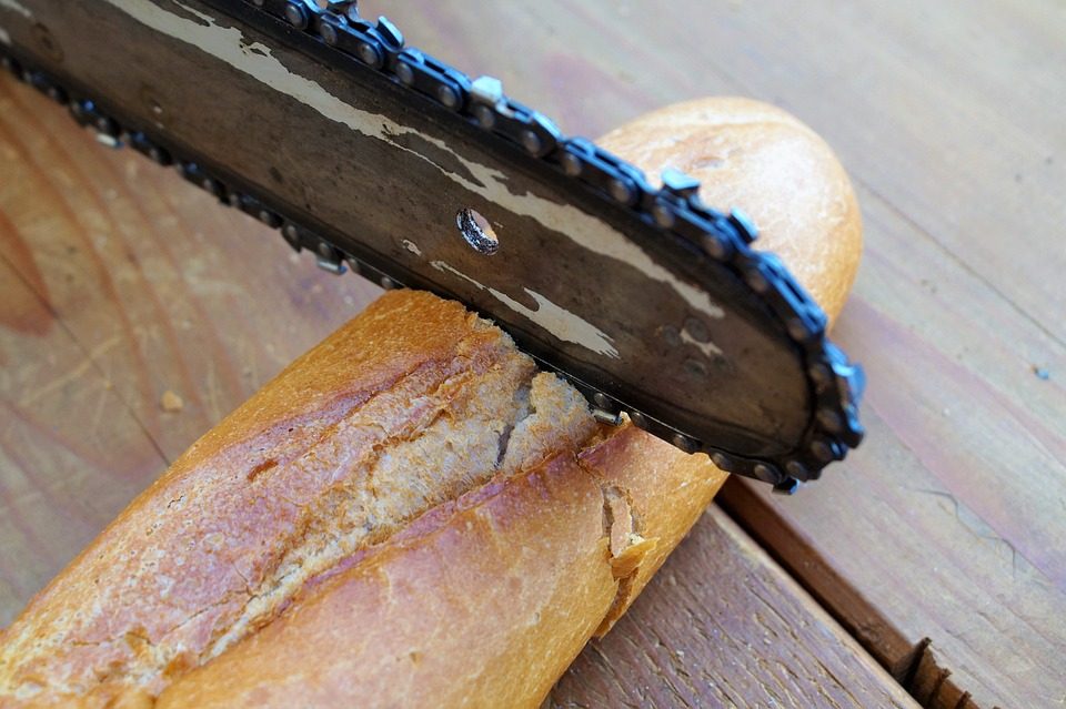 Kettingzaag zaagt grappig door een stokbrood