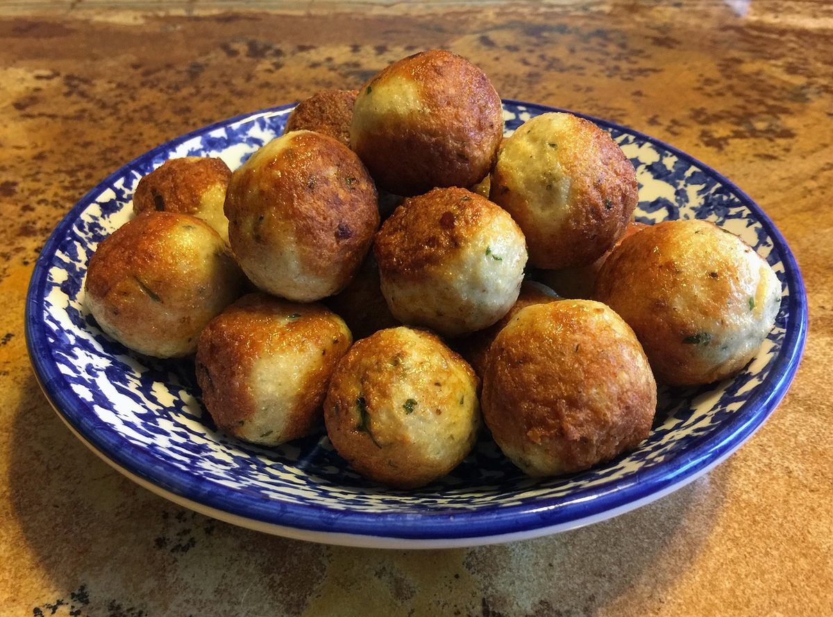 Gebakken balletjes in een blauw-wit schaaltje