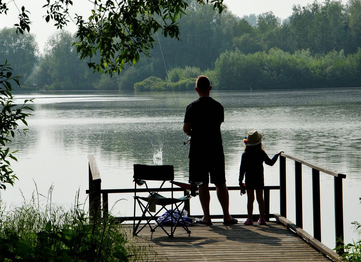 Vader en dochtertje vissen vanaf een steiger